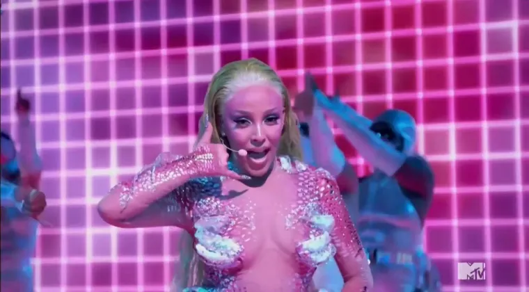 Slavna reperica &scaron;okirala rezultatima plastičnih operacija, skinula se u bikini i pokazala sve: 'Grudi su mi...'