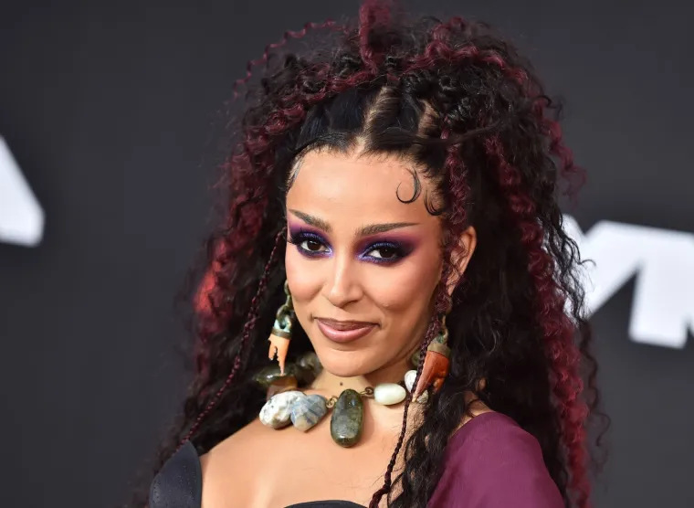 Slavna reperica &scaron;okirala rezultatima plastičnih operacija, skinula se u bikini i pokazala sve: 'Grudi su mi...'