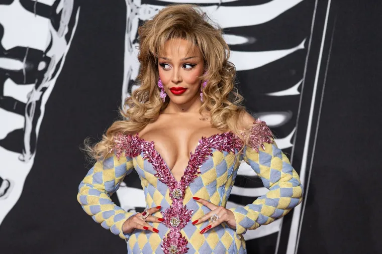 Slavna reperica &scaron;okirala rezultatima plastičnih operacija, skinula se u bikini i pokazala sve: 'Grudi su mi...'