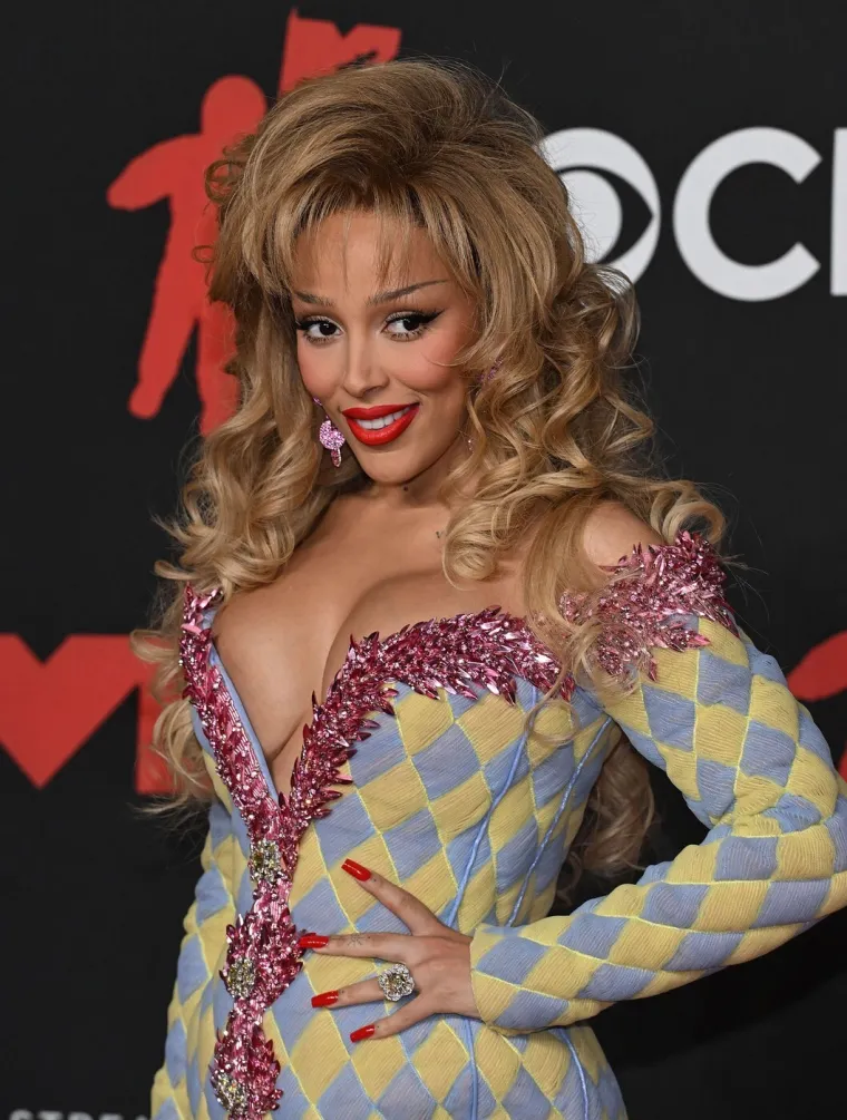 Slavna reperica &scaron;okirala rezultatima plastičnih operacija, skinula se u bikini i pokazala sve: 'Grudi su mi...'