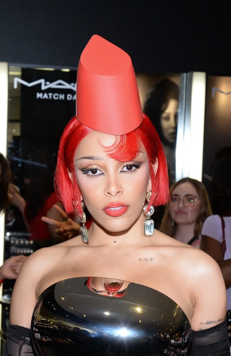 Slavna reperica &scaron;okirala rezultatima plastičnih operacija, skinula se u bikini i pokazala sve: 'Grudi su mi...'