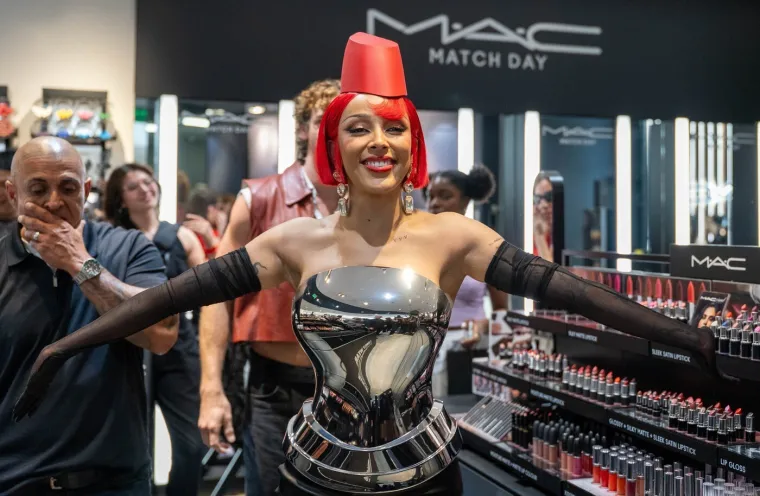 Slavna reperica &scaron;okirala rezultatima plastičnih operacija, skinula se u bikini i pokazala sve: 'Grudi su mi...'