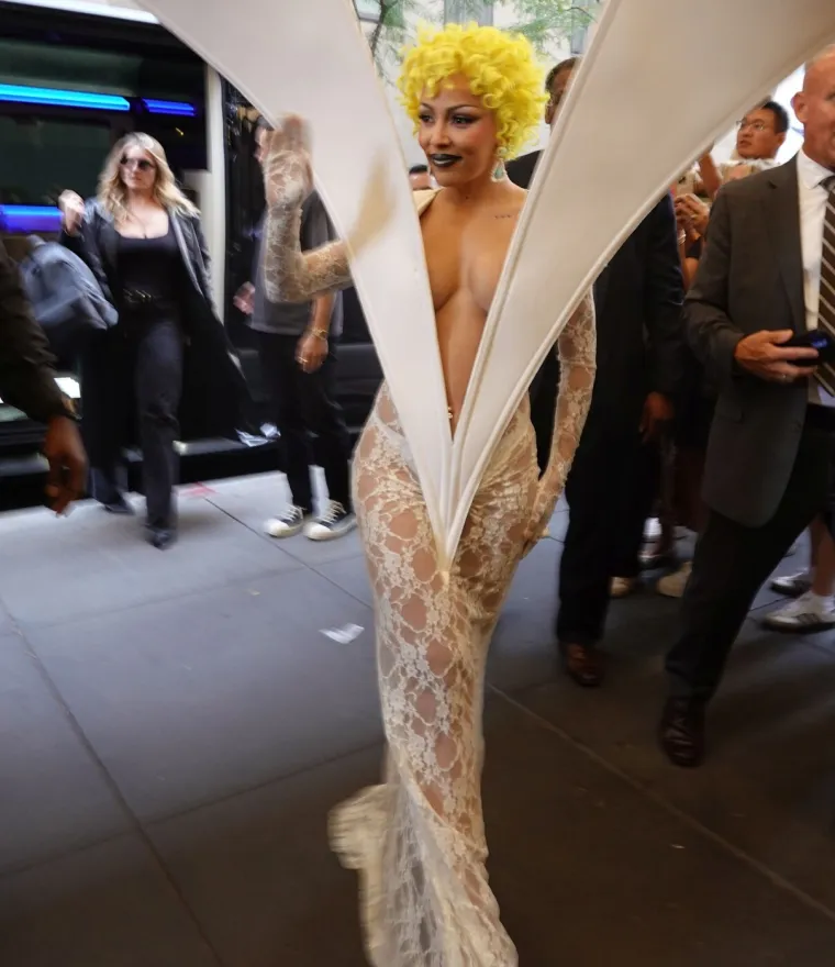 Slavna reperica &scaron;okirala rezultatima plastičnih operacija, skinula se u bikini i pokazala sve: 'Grudi su mi...'