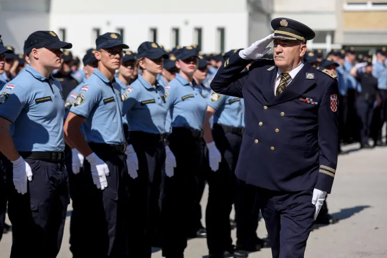 Ovo su nove generacije policajaca. Prisegnuli na Policijskoj akademiji i završili školovanje
