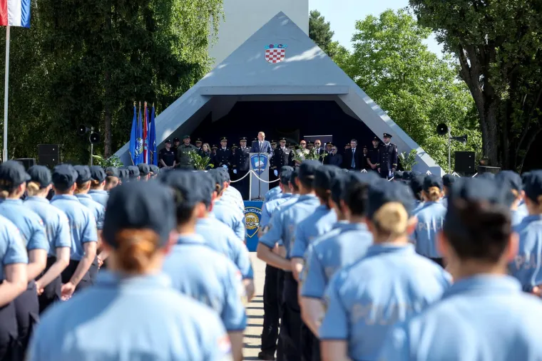 Ovo su nove generacije policajaca. Prisegnuli na Policijskoj akademiji i završili školovanje