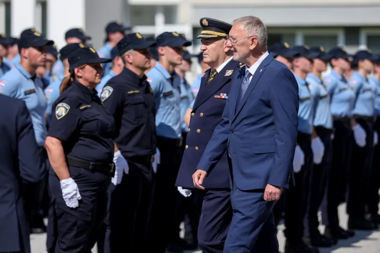 Ovo su nove generacije policajaca. Prisegnuli na Policijskoj akademiji i završili školovanje