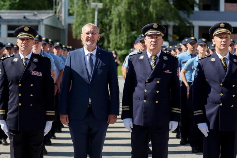 Ovo su nove generacije policajaca. Prisegnuli na Policijskoj akademiji i završili školovanje