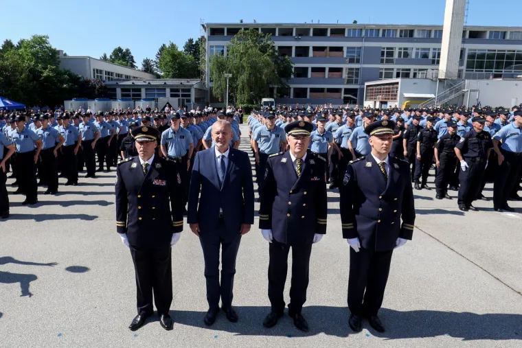 Ovo su nove generacije policajaca. Prisegnuli na Policijskoj akademiji i završili školovanje