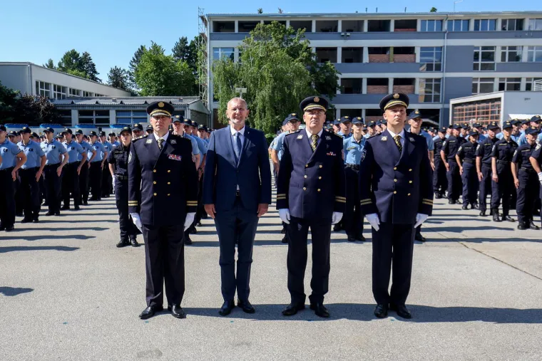 Ovo su nove generacije policajaca. Prisegnuli na Policijskoj akademiji i završili školovanje