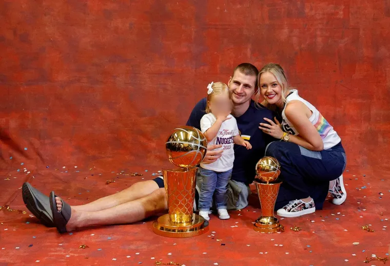 &quot;Nakon što završim karijeru, vratit ću se tamo&quot;, rekao je Nikola za Bleacher Report. &quot;Super je sporo, ne događa se previše, ali imate sve. Imate prirodu, možete dobiti mir izvan grada. Samo volim biti na nekom mjestu gdje znam voziti auto bez navigacije. Kako da kažem, nema mjesta poput doma&quot;, izjavio je košarkaš. Naime, Natalija na svojim društvenim mrežama redovito objavljuje njihove snimke, bilježeći njihova putovanja i važne životne trenutke, uključujući njihovo vjenčanje i rođenje kćeri.