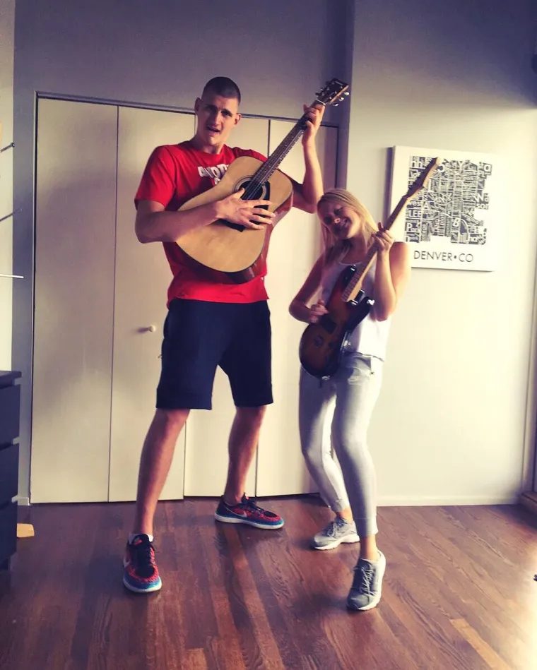 Uz to, svoju naklonost i divljenje prema svom suprugu Natalija često dijeli i na Instagramu. U veljači 2019., u prvoj sezoni Nikola je imenovan u NBA All-Star momčad, Natalija je objavila njegovu fotografiju, a Nikola je napisao: &quot;All Star mog srca.&quot; No iako je Nikolina košarkaška karijera krenula uzlaznom putanjom, par je ostao prizemljen. U veljači 2021., kada je Nikola osvojio nagradu za igrača mjeseca Zapadne konferencije, rekao je novinarima da je slavio &quot;sa suprugom kod kuće&quot;.