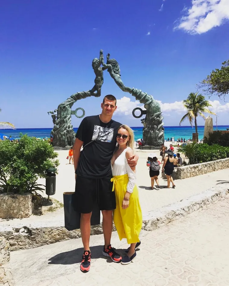 Kada se Nikola preselio u Denver kako bi igrao za Nuggetse 2015., Natalija je napustila Seminole State i svoju odbojka&scaron;ku karijeru kako bi mu se pridružila. Diplomirala je na Metropolit psihologiju. Kada se Nikola prvi put preselio u Denver 2015. godine, živio je u trosobnom stanu u centru sa svoja dva starija brata &mdash; Nemanjom i Strahinjom, i svojom tada&scaron;njom djevojkom Natalijom. Za Nataliju je život s trojicom braće Jokić značio svjedočiti nekoliko intenzivnih dvoranskih ko&scaron;arka&scaron;kih utakmica, zahvaljujući mini obruču koji su objesili u hodniku, pi&scaron;e Sports Illustrated.