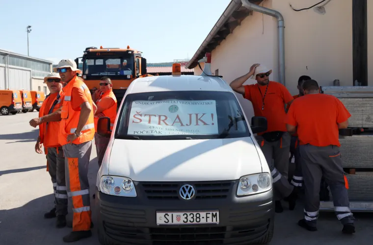 Radnici opet ispred 'Cesta &Scaron;ibenik'. Drugi je dan &scaron;trajka, sve je puno narančastih odijela