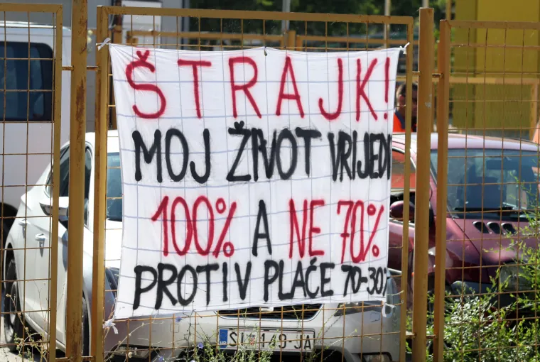 Radnici opet ispred 'Cesta &Scaron;ibenik'. Drugi je dan &scaron;trajka, sve je puno narančastih odijela