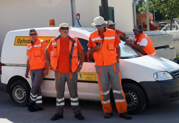 Radnici opet ispred 'Cesta &Scaron;ibenik'. Drugi je dan &scaron;trajka, sve je puno narančastih odijela