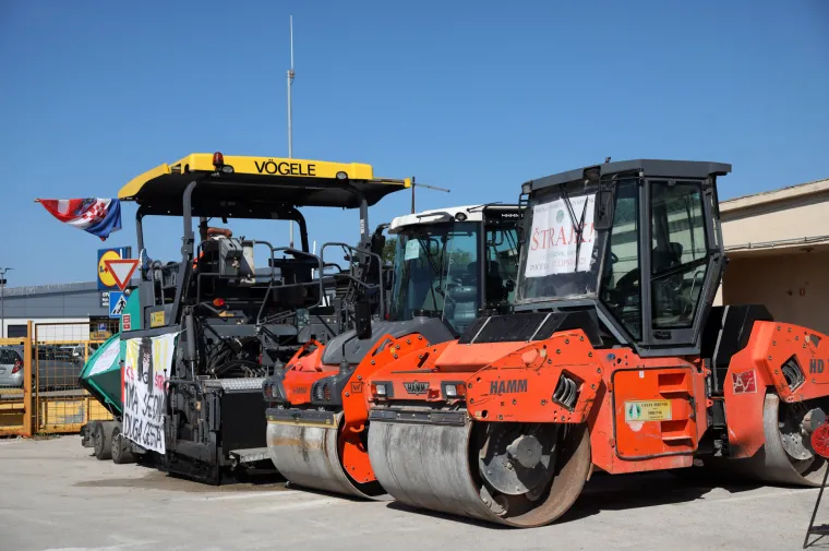 Radnici opet ispred 'Cesta &Scaron;ibenik'. Drugi je dan &scaron;trajka, sve je puno narančastih odijela