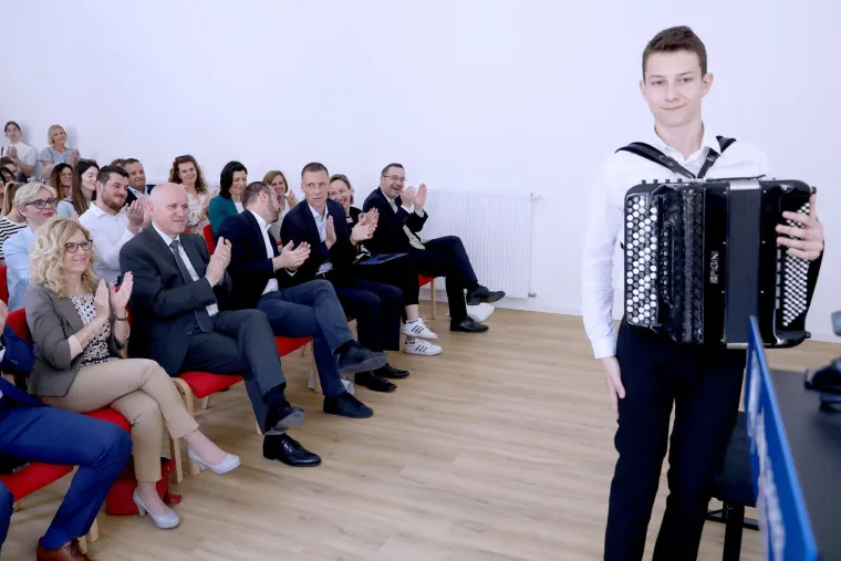 Tomašević i Bačić se hvalili da su svirali harmoniku: Jel' znaju Cezarevu 'Sviri ku*cu'?