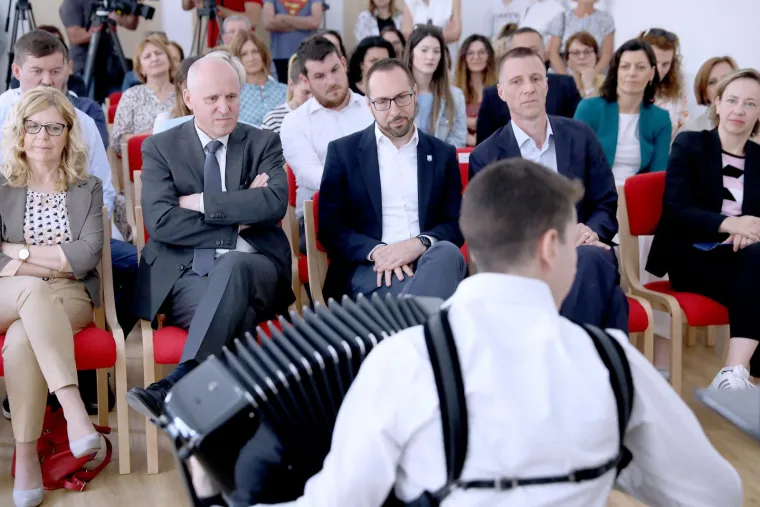 Tomašević i Bačić se hvalili da su svirali harmoniku: Jel' znaju Cezarevu 'Sviri ku*cu'?