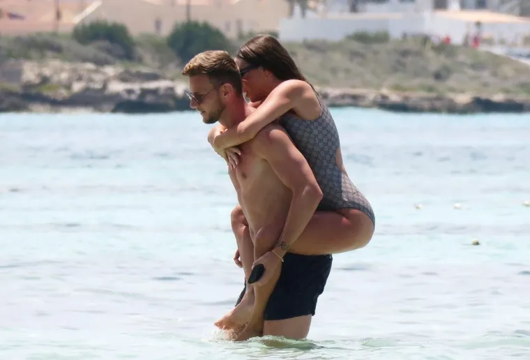 Rakitić u dru&scaron;tvu supruge Raquel odmara na zanimljivoj lokaciji