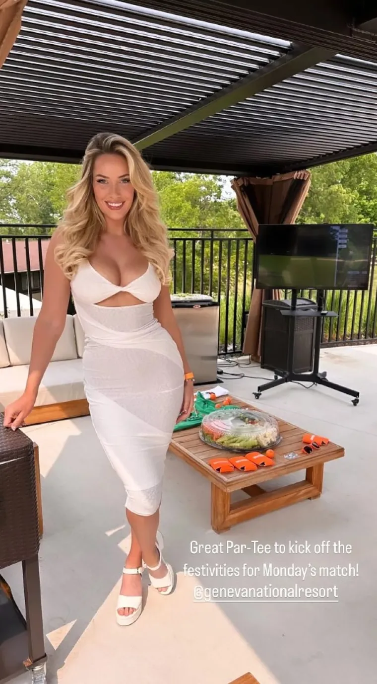 Nedavno je u rukama imala  veliku, a sada se poigrala s jednom vrlo malenom: Najseksi žena svijeta smjestila lopticu među bujne grudi