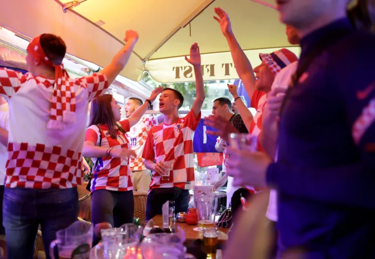 Hrvatski navijači 'zapalili' Rotterdam: Pogledajte 'ludnicu' u gradu noć prije utakmice s Nizozemcima