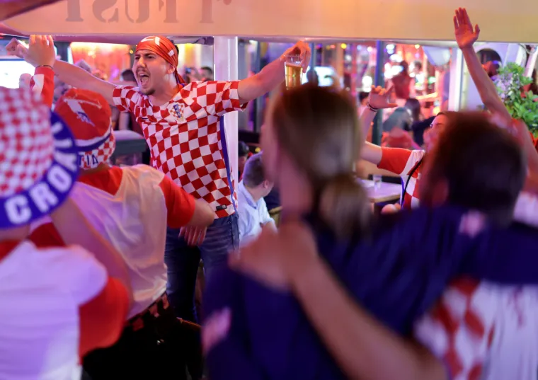 Hrvatski navijači 'zapalili' Rotterdam: Pogledajte 'ludnicu' u gradu noć prije utakmice s Nizozemcima