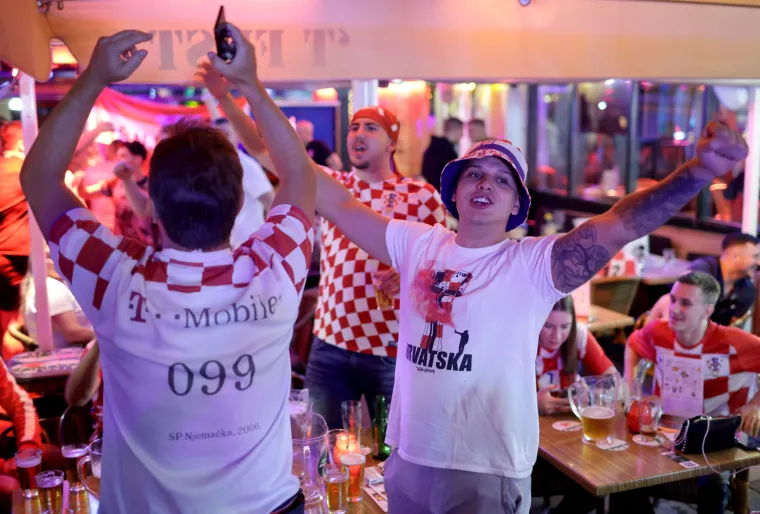Hrvatski navijači 'zapalili' Rotterdam: Pogledajte 'ludnicu' u gradu noć prije utakmice s Nizozemcima