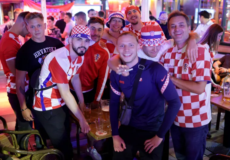 Hrvatski navijači 'zapalili' Rotterdam: Pogledajte 'ludnicu' u gradu noć prije utakmice s Nizozemcima