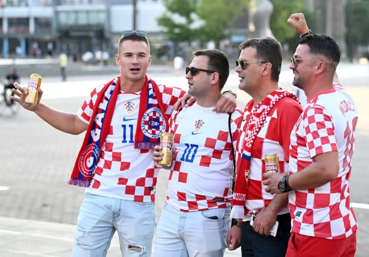 Hrvatski navijači 'zapalili' Rotterdam: Pogledajte 'ludnicu' u gradu noć prije utakmice s Nizozemcima