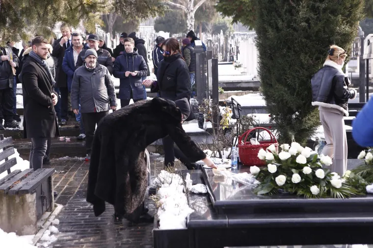 Cecina ljubavna priča imala je tragičan kraj. U hotelu &quot;Interkontinental&quot; 15. siječnja 2000. godine ubijen je Željko Ražnatović Arkan. Pjevačica se tada potpuno povukla u sebe i godinu dana nije davala nikakve izjave za medije. Na traženje isprike za ratne zločine Arkana u BiH i Hrvatskoj odgovorila je: “Moj pokojni muž nije zločinac. Arkan je čovjek kojeg sam istinski voljela, divan, nježan, nikakav zao čovjek. On se borio za očuvanje srpstva i Jugoslavije, za srpski narod je heroj.”
