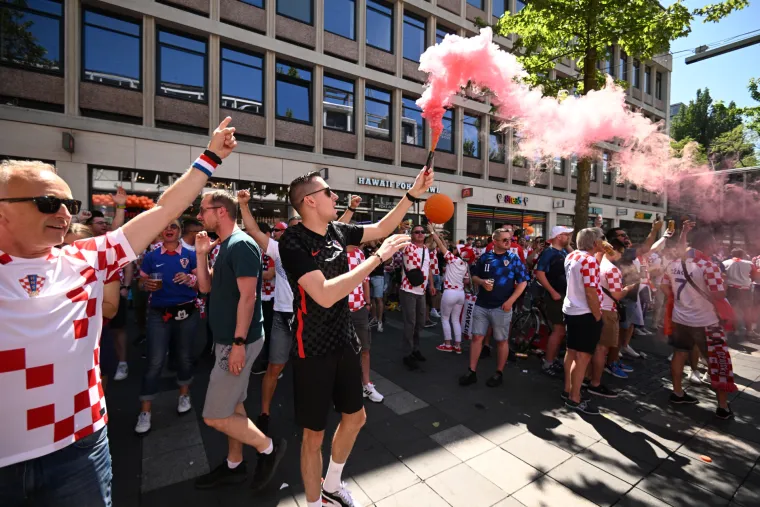 Kockice preplavile nizozemske ulice: Pogledajte kakav su šou naši navijači priredili u centu Rotterdama