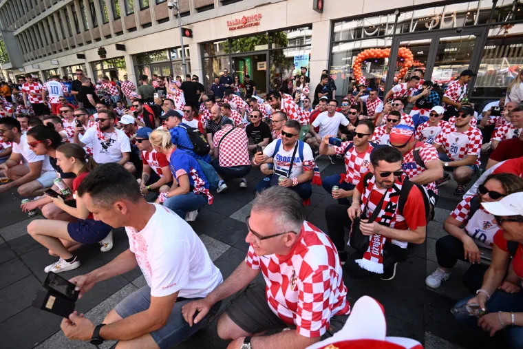 Kockice preplavile nizozemske ulice: Pogledajte kakav su šou naši navijači priredili u centu Rotterdama