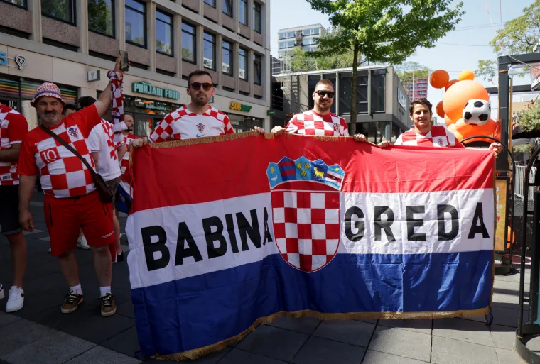 Kockice preplavile nizozemske ulice: Pogledajte kakav su šou naši navijači priredili u centu Rotterdama