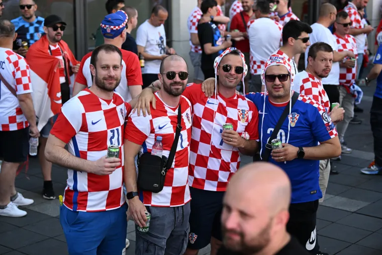 Kockice preplavile nizozemske ulice: Pogledajte kakav su šou naši navijači priredili u centu Rotterdama