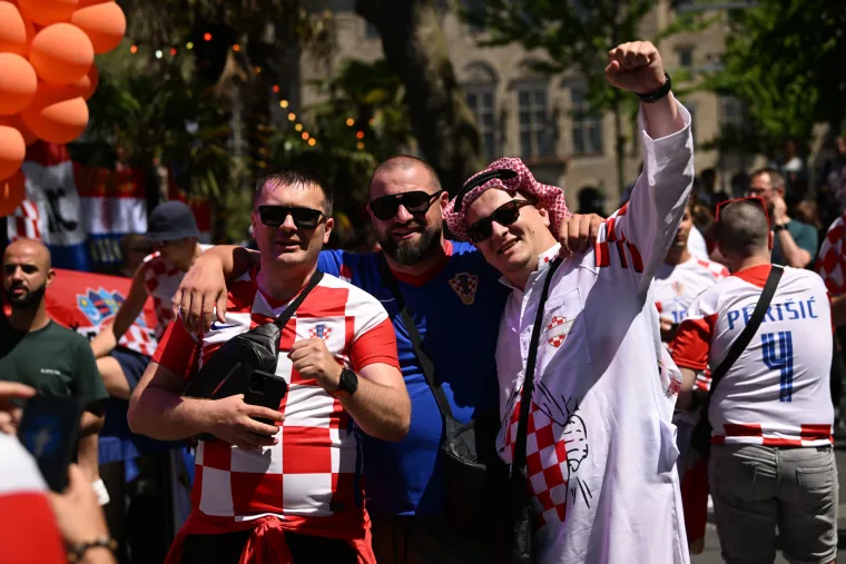 Kockice preplavile nizozemske ulice: Pogledajte kakav su &scaron;ou na&scaron;i navijači priredili u centu Rotterdama