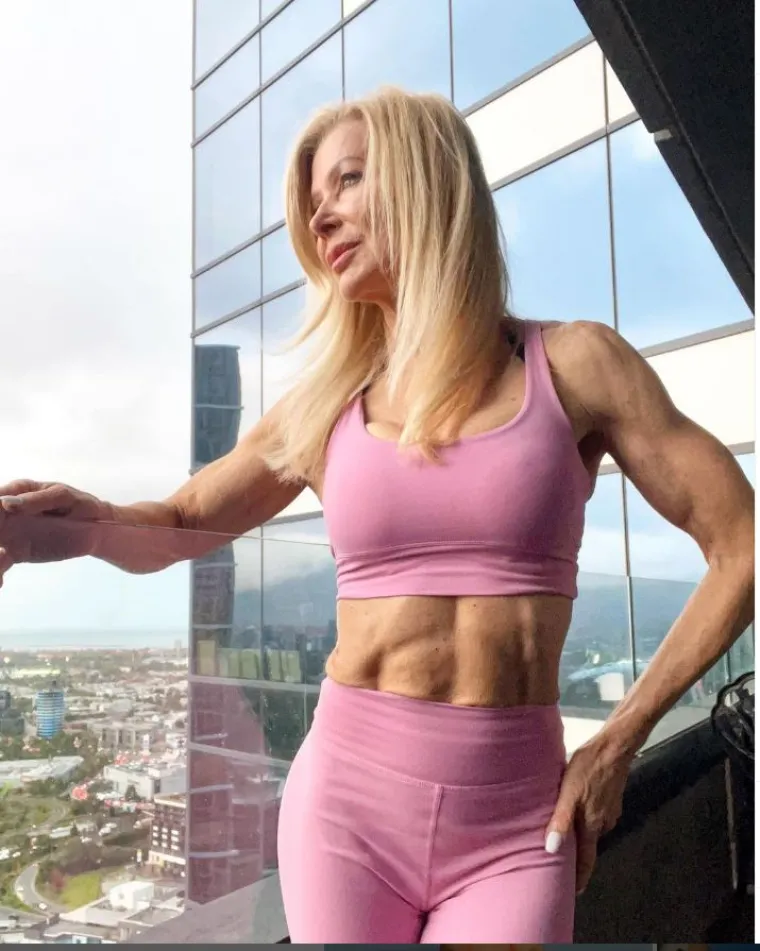 Baka bilderica zadivila trbušnjacima pa otkrila tajnu savršeno zategnutog tijela: 'Ne bojim se masnoće...'