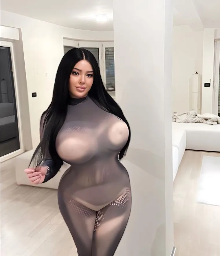 Najveće grudi Hrvatske su uz Vatrene: Claudia Rivier pozirala u navijačkom izdanju i ba&scaron; ni&scaron;ta nije uspjela sakriti