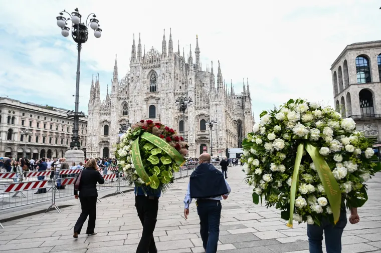 Uz talijansku himnu, AC Milan i stranku Forza Talijani se oprostili od Silvia Berlusconija. Pokopan bivši premijer