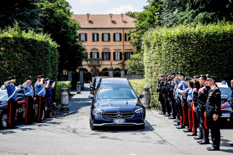 Uz talijansku himnu, AC Milan i stranku Forza Talijani se oprostili od Silvia Berlusconija. Pokopan bivši premijer