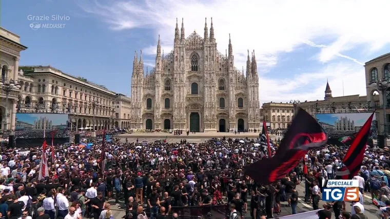 Uz talijansku himnu, AC Milan i stranku Forza Talijani se oprostili od Silvia Berlusconija. Pokopan bivši premijer