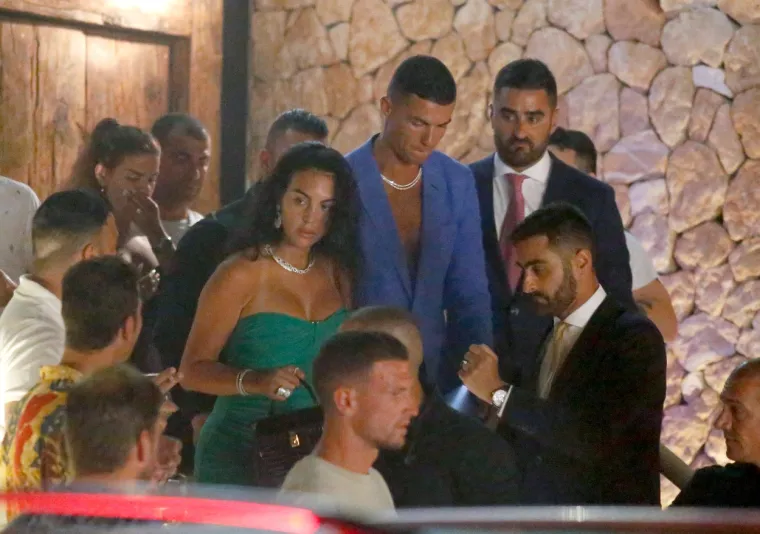 Ronaldo je vidno iznenađeno reagirao dok je ona potvrdno odgovorala na novinarovo pitanje. Nogometaš je zakolutao očima, a sve su zabilježile i kamere. Video je postao viralan i počeo se širiti po društvenim mrežama.