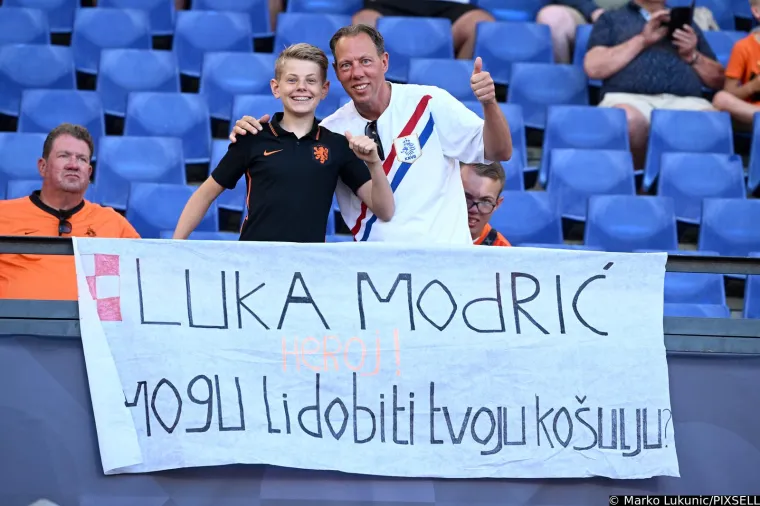 Luku Modrića dočekao transparent na stadionu: Ovo je samo dokaz koliko je na&scaron; kapetan cijenjen u svijetu