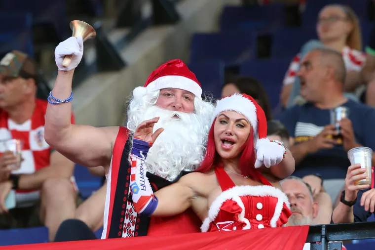 &lsquo;Djed Mraz&rsquo; na stadion je doveo i &lsquo;Baku Mraz&rsquo;: U pripijenom kostimu privlačila poglede i navijala za Hrvatsku