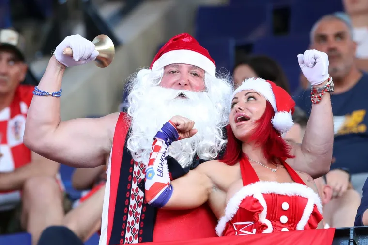 &lsquo;Djed Mraz&rsquo; na stadion je doveo i &lsquo;Baku Mraz&rsquo;: U pripijenom kostimu privlačila poglede i navijala za Hrvatsku