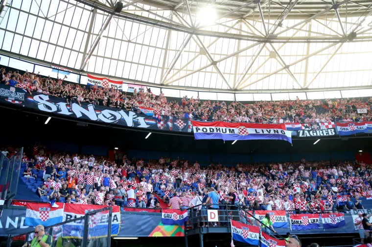 &lsquo;Djed Mraz&rsquo; na stadion je doveo i &lsquo;Baku Mraz&rsquo;: U pripijenom kostimu privlačila poglede i navijala za Hrvatsku