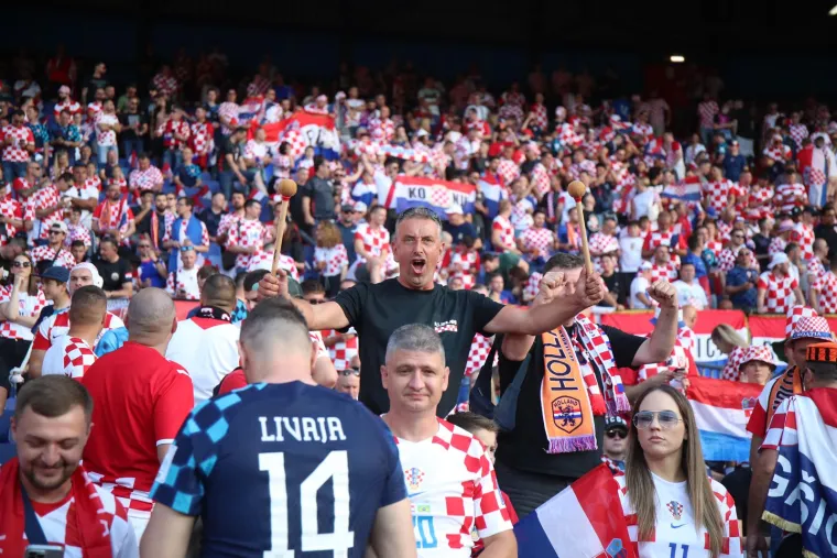 &lsquo;Djed Mraz&rsquo; na stadion je doveo i &lsquo;Baku Mraz&rsquo;: U pripijenom kostimu privlačila poglede i navijala za Hrvatsku