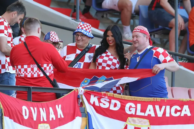 &lsquo;Djed Mraz&rsquo; na stadion je doveo i &lsquo;Baku Mraz&rsquo;: U pripijenom kostimu privlačila poglede i navijala za Hrvatsku