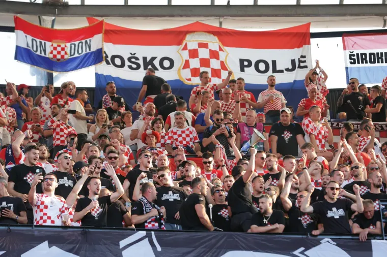 &lsquo;Djed Mraz&rsquo; na stadion je doveo i &lsquo;Baku Mraz&rsquo;: U pripijenom kostimu privlačila poglede i navijala za Hrvatsku