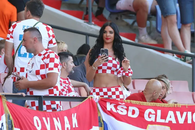 &lsquo;Djed Mraz&rsquo; na stadion je doveo i &lsquo;Baku Mraz&rsquo;: U pripijenom kostimu privlačila poglede i navijala za Hrvatsku