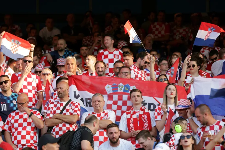 &lsquo;Djed Mraz&rsquo; na stadion je doveo i &lsquo;Baku Mraz&rsquo;: U pripijenom kostimu privlačila poglede i navijala za Hrvatsku